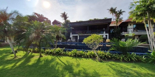 Spacious 7-bed villa, Naiharn, Phuket